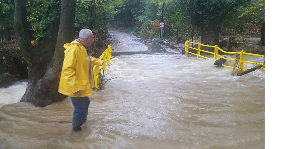 Κινδύνευσαν άνθρωποι στη Λάρισα από την κακοκαιρία (εικόνες, βίντεο)